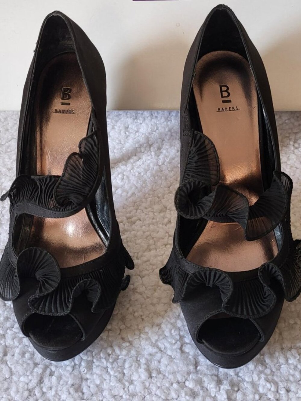 BAKERS "RICKI" RUFFLED STRAP SATIN DRESSY HEELS - SIZE 7.5 - LIKE NEW
